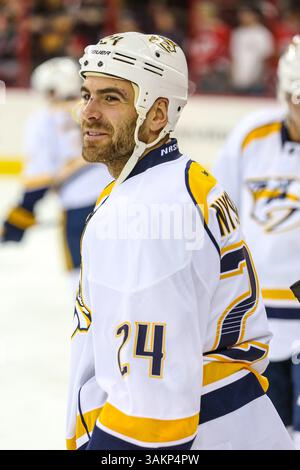 5 janvier 2014 - Raleigh, Caroline du Nord, U. S - les Predators de Nashville ont quitté l'aile Eric Nystrom (24 ans) lors du match de la LNH entre les Predators de Nashville et les Hurricanes de Caroline à l'aréna PNC. Les Hurricanes de Caroline battent les Predators de Nashville 2-1. (Crédit image : © Andy Martin Jr./ZUMAPRESS.com) Banque D'Images