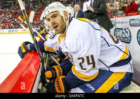5 janvier 2014 - Raleigh, Caroline du Nord, U. S - les Predators de Nashville ont quitté l'aile Eric Nystrom (24 ans) lors du match de la LNH entre les Predators de Nashville et les Hurricanes de Caroline à l'aréna PNC. Les Hurricanes de Caroline battent les Predators de Nashville 2-1. (Crédit image : © Andy Martin Jr./ZUMAPRESS.com) Banque D'Images
