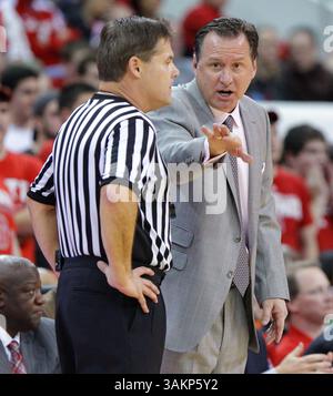 11 janvier 2014 - Raleigh, Caroline du Nord, U. S - Mark Gottfried, entraîneur-chef des Wolfpack de Caroline du Nord, discute avec un arbitre pendant un match à la PNC Arena de Raleigh, en Caroline du Nord, entre les Wolfpack de Caroline du Nord et les cavaliers de Virginie. (Crédit image : © Wes Hight/ZUMAPRESS.com) Banque D'Images
