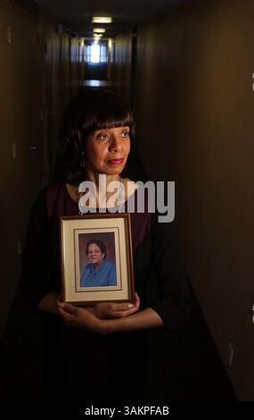 7 janvier 2014 - Detroit, mi, USA - poète et auteure Frances Shani Parker, de Detroit, pose pour portrait, 8 janvier 2014 avec une photo de sa mère Grace Park qui est décédée il y a 12 ans. Parker a parlé avec des membres de sa famille de ses plans de fin de vie en leur disant qu'elle voulait que son corps soit donné à la science. (Crédit image : © Eric Seals/MCT/ZUMAPRESS.com) Banque D'Images