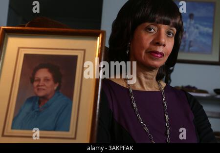 7 janvier 2014 - Detroit, mi, USA - poète et auteure Frances Shani Parker, de Detroit, pose pour portrait, 8 janvier 2014 avec une photo de sa mère Grace Park qui est décédée il y a 12 ans. Parker a parlé avec des membres de sa famille de ses plans de fin de vie en leur disant qu'elle voulait que son corps soit donné à la science. (Crédit image : © Eric Seals/MCT/ZUMAPRESS.com) Banque D'Images