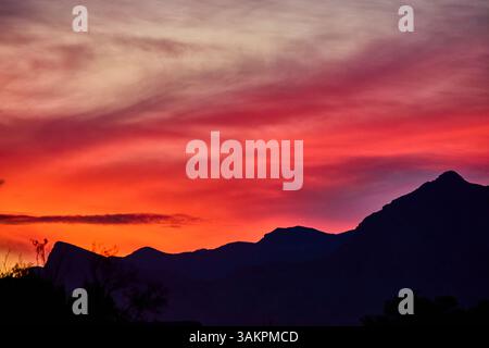 Coucher de soleil sur les sommets silhouettés des montagnes du Nevada à hauteur des yeux Banque D'Images