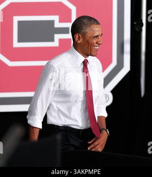 15 janvier 2014 - Raleigh, Caroline du Nord, U. S - le président Obama se rend sur scène avec un sourire au visage alors qu'il est accueilli par des étudiants de l'Université d'État de Caroline du Nord mercredi après-midi à Raleigh, en Caroline du Nord (crédit image : © Wes Hight/ZUMAPRESS.com) Banque D'Images