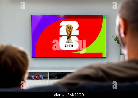 Homme et son fils à la recherche d'une télévision intelligente avec la Coupe du monde de la FIFA 2026 l'écran. Rosario, Argentine - 12 avril 2025. Banque D'Images