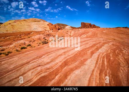 Formations de grès vibrantes dans la vallée de Moapa avec vue sur Skyward Banque D'Images