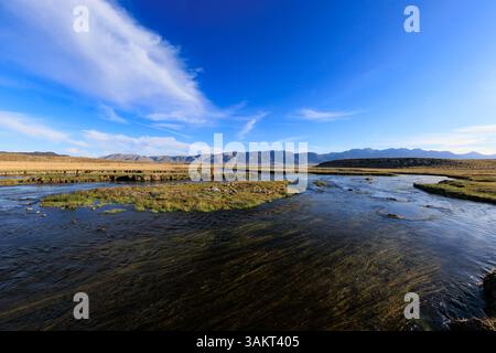 Mammoth Lakes, CA. 10 avril 2025. Vue sur les montagnes de la Sierra Nevada depuis le site géologique de Hot Creek, un ruisseau chauffé par la géothermie. Banque D'Images