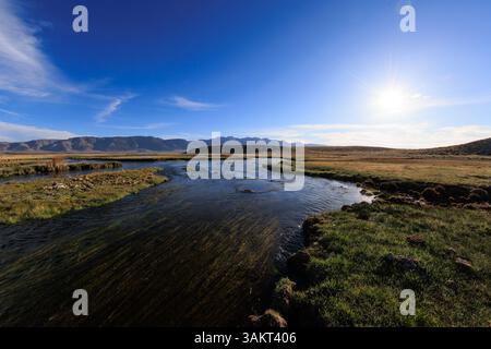 Mammoth Lakes, CA. 10 avril 2025. Vue sur les montagnes de la Sierra Nevada depuis le site géologique de Hot Creek, un ruisseau chauffé par la géothermie. Banque D'Images