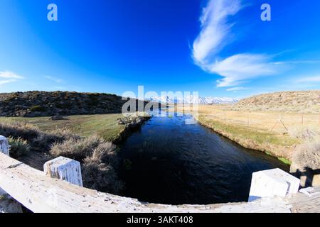Mammoth Lakes, CA. 10 avril 2025. Vue sur les montagnes de la Sierra Nevada depuis le site géologique de Hot Creek, un ruisseau chauffé par la géothermie. Banque D'Images