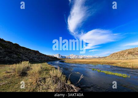 Mammoth Lakes, CA. 10 avril 2025. Vue sur les montagnes de la Sierra Nevada depuis le site géologique de Hot Creek, un ruisseau chauffé par la géothermie. Banque D'Images