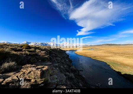 Mammoth Lakes, CA. 10 avril 2025. Vue sur les montagnes de la Sierra Nevada depuis le site géologique de Hot Creek, un ruisseau chauffé par la géothermie. Banque D'Images
