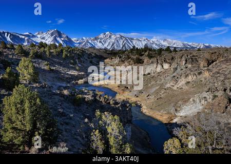 Mammoth Lakes, CA. 10 avril 2025. Vue sur les montagnes de la Sierra Nevada depuis le site géologique de Hot Creek, un ruisseau chauffé par la géothermie. Banque D'Images