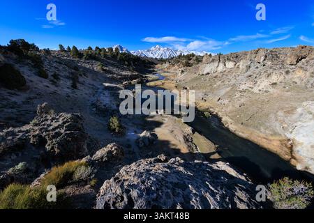 Mammoth Lakes, CA. 10 avril 2025. Vue sur les montagnes de la Sierra Nevada depuis le site géologique de Hot Creek, un ruisseau chauffé par la géothermie. Banque D'Images