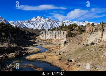 Mammoth Lakes, CA. 10 avril 2025. Vue sur les montagnes de la Sierra Nevada depuis le site géologique de Hot Creek, un ruisseau chauffé par la géothermie. Banque D'Images