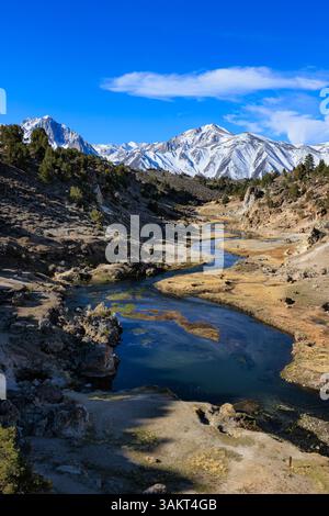 Mammoth Lakes, CA. 10 avril 2025. Vue sur les montagnes de la Sierra Nevada depuis le site géologique de Hot Creek, un ruisseau chauffé par la géothermie. Banque D'Images