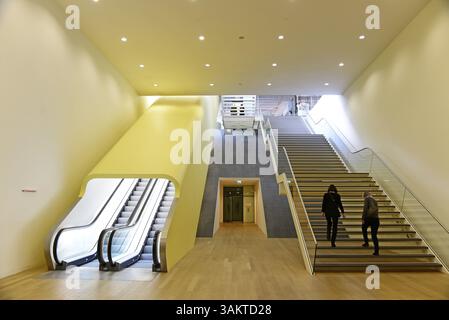Escalator dans la nouvelle extension du Stedelijk Museum, un musée d'art moderne, Amsterdam, Noord-Holland, pays-Bas Banque D'Images