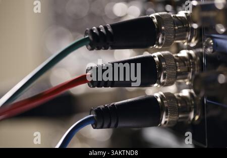 Câbles vidéo composantes RVB sur le panneau arrière de l'enregistreur professionnel. Rétroéclairage Banque D'Images