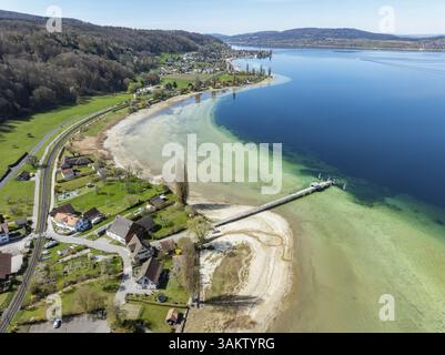 Vue aérienne du lac de Constance municipalité de Mannenbach-Salenstein sur l'ouest du lac de Constance avec la jetée à marée basse, la péninsule Hoeri sur t Banque D'Images
