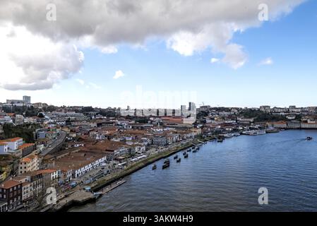 Vue de la rive gauche du fleuve Douro, du pont Ponte Luis (Luiz) I..in Porto, aux caves à vin de Porto dans la ville de Vila Nova de Gaia, po Banque D'Images