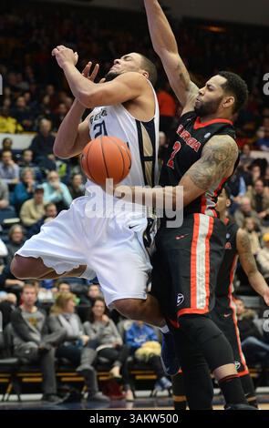 3 janvier 2014 - Washington, DC, USA - L'attaquant de Géorgie Marcus Thornton (2) blesse l'attaquant de George Washington Kevin Larsen (21) en deuxième mi-temps au Smith Center à Washington, vendredi 3 janvier 2014. Le GWU a battu la Géorgie, 73-55. (Crédit image : © Chuck Myers/MCT/ZUMAPRESS.com) Banque D'Images