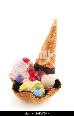 Icecream colorés avec des bonbons et le cône pour un enfant Banque D'Images