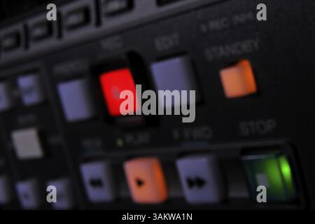 Gros plan sur la mise au point du panneau avant de l'enregistreur vidéo numérique professionnel betacam. dof peu profond. Boutons rouge, jaune et vert Banque D'Images