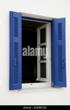 Bleu grec avec stores de fenêtre Banque D'Images