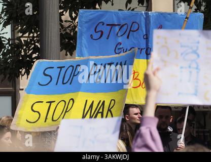 VALENCE, ESPAGNE - 27 MARS 2022 : manifestation contre la guerre en Ukraine. Protestation contre l'invasion de l'Ukraine par la Russie. Les gens tiennent des affiches avec l'insc Banque D'Images