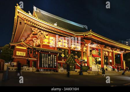 TOKYO, JAPON - 23 AVRIL 2023 : magnifique illumination nocturne du complexe du temple. Senso-ji ou Asakusadera est le plus ancien temple bouddhiste Banque D'Images