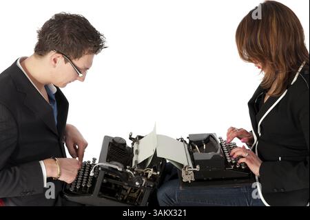 Couple est de taper à la machine à écrire noire à l'ancienne Banque D'Images