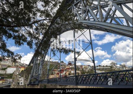 Vue de la rive gauche du fleuve Douro sur le pont Ponte Luis (Luiz) I. au centre historique de Porto, Portugal, Europe Banque D'Images