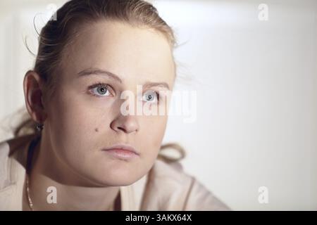 La jeune femme regarde un film intéressant à la télé. Gros plan Banque D'Images