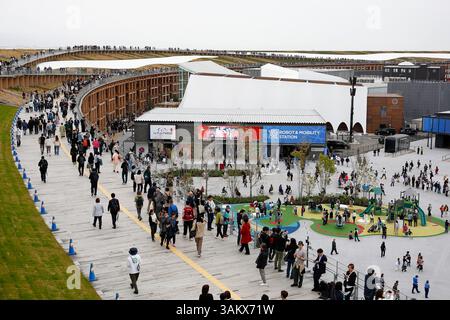 Osaka, Kansai, Japon. 13 avril 2025. Les visiteurs du sommet profitent de la vue sur les pavillons internationaux lors de la première journée de l'Expo 2025 Osaka à Yumeshima, une île artificielle dans la baie d'Osaka. L'Expo 2025 Osaka réunit l'innovation et la culture de différentes Nations dans des performances culturelles et technologiques. L'événement se déroule du 13 avril au 13 octobre. (Crédit image : © Rodrigo Reyes Marin/ZUMA Press Wire) USAGE ÉDITORIAL SEULEMENT ! Non destiné à UN USAGE commercial ! Banque D'Images