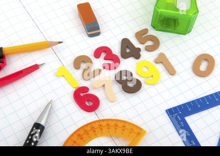 Retour à l'école avec des crayons et du texte exercisebook Banque D'Images