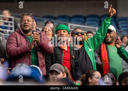 Les fans encouragent l'attaquant de la Pride d'Orlando Barbra Banda (22 ans) lors de la deuxième moitié d'un match de la NWSL contre Seattle Reign FC au Lumen Field à Seattle, Washington, le 12 avril 2025. (Crédit photo Nate Koppelman/Alamy Live News) Banque D'Images