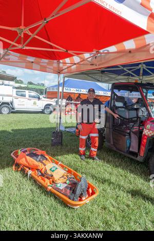 Membre de ses ou State Emergency Service avec une civière et un buggy à l'exposition Emergency Service Expo à Woodford, 2025, Queensland, Australie Banque D'Images