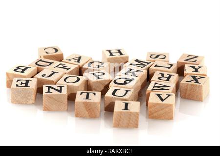 Toutes les lettres de l'alphabet mélangées sur des blocs de bois Banque D'Images