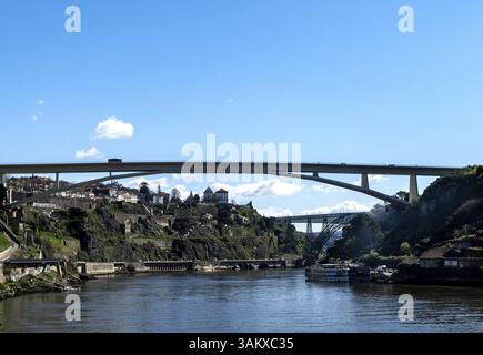 Vue du pont Ponte Luis (Luiz) I. en amont sur le fleuve Douro jusqu'au pont Ponte do Infante, dans la ville de Porto, Portugal, Europe Banque D'Images