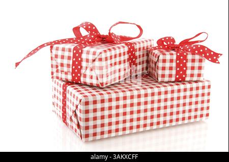 Cadeaux d'anniversaire enveloppés dans du papier à carreaux et du ruban à pois Banque D'Images