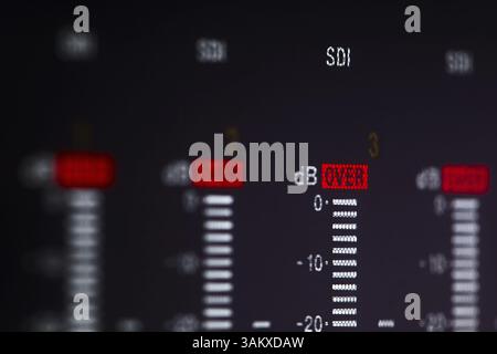 Affichage de l'enregistreur vidéo professionnel avec alarme de plus de signal. Niveau sonore trop fort Banque D'Images