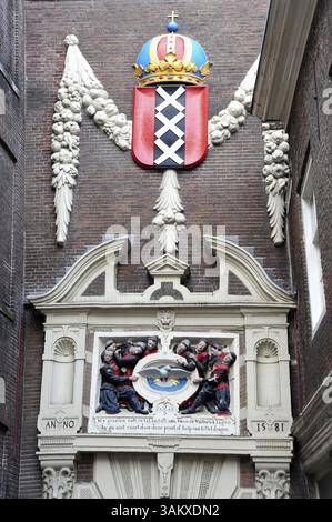 Armoiries de la ville d'Amsterdam au-dessus du Weeshuispoort Tor, entrée au Musée historique, centre-ville, Amsterdam, Noord-Holland, Hollande du Nord, Nede Banque D'Images