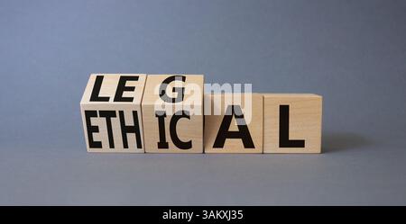 Symbole éthique et juridique. Cubes en bois tournés avec des mots éthiques et légaux. Beau fond gris. Business et concept éthique et juridique. Copier sp Banque D'Images