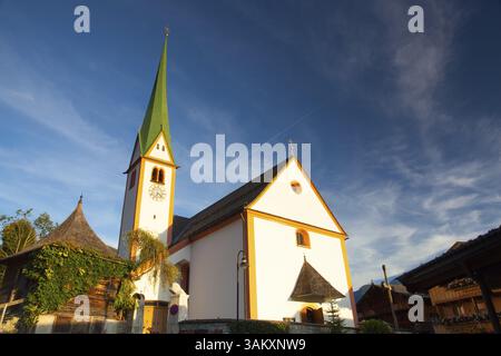 Membre Oswald Parish Church à Alpbach, Autriche. L'église a été mentionnée pour la première fois en 1369, une plus grande a été construite en 1420 en l'honneur d'Oswald, un Northum Banque D'Images