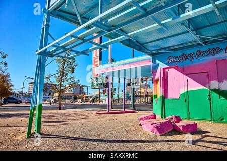 Façade colorée d'un motel dans la ville de Las Vegas vue au niveau des yeux Banque D'Images