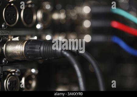 Câbles audio numériques XLR sur le panneau arrière du magnétoscope professionnel. Câbles vidéo RVB flous Banque D'Images