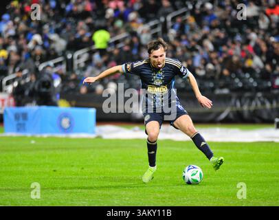 Queens, États-Unis. 12 avril 2025. Indiana Vassilev (19 ans) samedi soir à New York. Le New York City FC accueille Philadelphia Union au Citi Field le 12 avril 2025 et remporte le match 1-0, remportant une série de trois matchs sans victoire. (Photo de Jess Stiles/Sipa USA) crédit : Sipa USA/Alamy Live News Banque D'Images