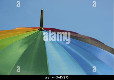 Parasol coloré devant un ciel bleu Banque D'Images