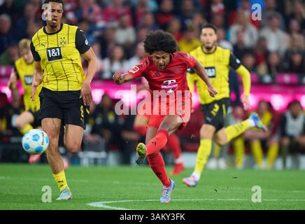 Serge GNABRY, FCB 7 Competition for the ball, Tackling, duel, header, zweikampf, action, lutte contre Felix Nmecha, BVB 8 dans le match FC BAYERN München - BORUSSIA DORTMUND 2-2 le 12 avril 2025 à München, Allemagne. Saison 2024/2025, 1.Bundesliga, FCB, BVB, journée 29, 29.Spieltag photographe : Peter Schatz - LA RÉGLEMENTATION DFL INTERDIT TOUTE UTILISATION DE PHOTOGRAPHIES comme SÉQUENCES D'IMAGES et/ou QUASI-VIDÉO - Banque D'Images