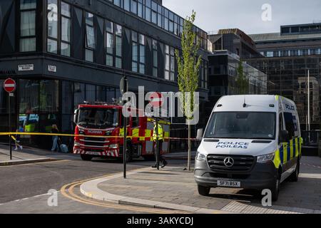 Glasgow, Royaume-Uni. 13 avril 2025. Camp des services d'urgence devant l'hôtel Sandman signature nuit. Les camions de pompiers et la police ferment la rue Holland sans explication publique. Crédit : Drew McArthur/Alamy Live News Banque D'Images