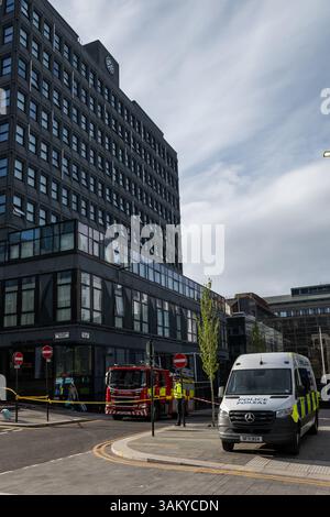 Glasgow, Royaume-Uni. 13 avril 2025. Camp des services d'urgence devant l'hôtel Sandman signature nuit. Les camions de pompiers et la police ferment la rue Holland sans explication publique. Crédit : Drew McArthur/Alamy Live News Banque D'Images