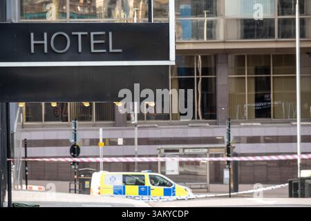 Glasgow, Royaume-Uni. 13 avril 2025. Camp des services d'urgence devant l'hôtel Sandman signature nuit. Les camions de pompiers et la police ferment la rue Holland sans explication publique. Crédit : Drew McArthur/Alamy Live News Banque D'Images